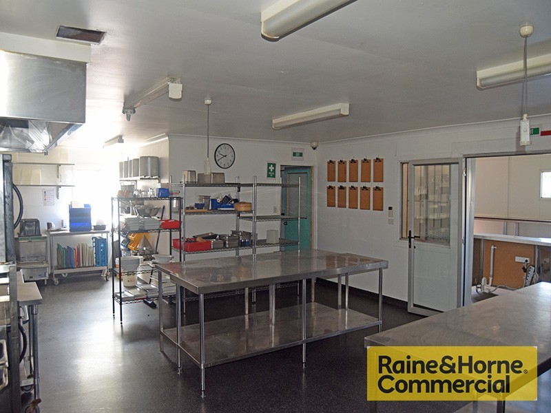 33 Curtin Avenue, Hamilton QLD 4007