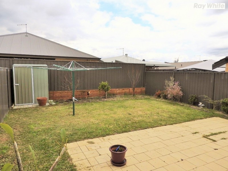 8b Calvert Loop, Hilbert WA 6112