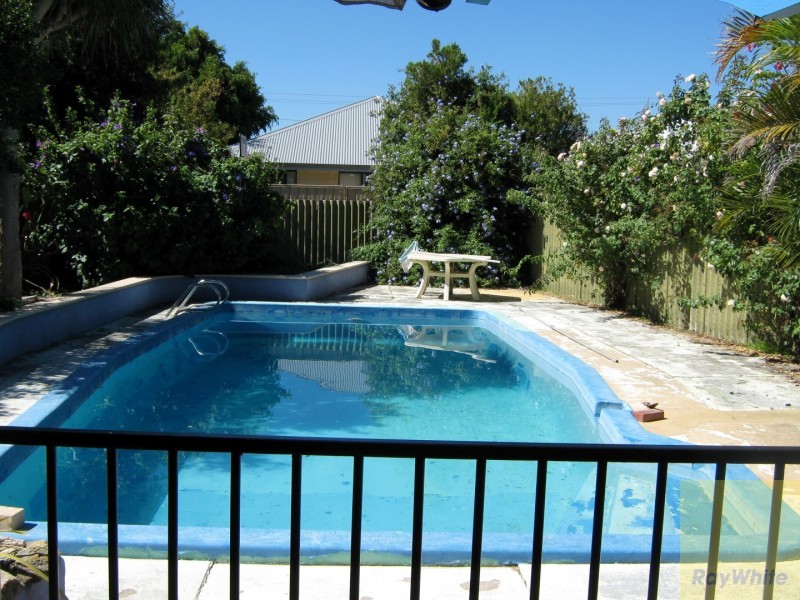 10 Junee Place, Armadale WA 6112