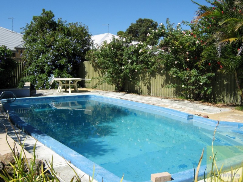 10 Junee Place, Armadale WA 6112