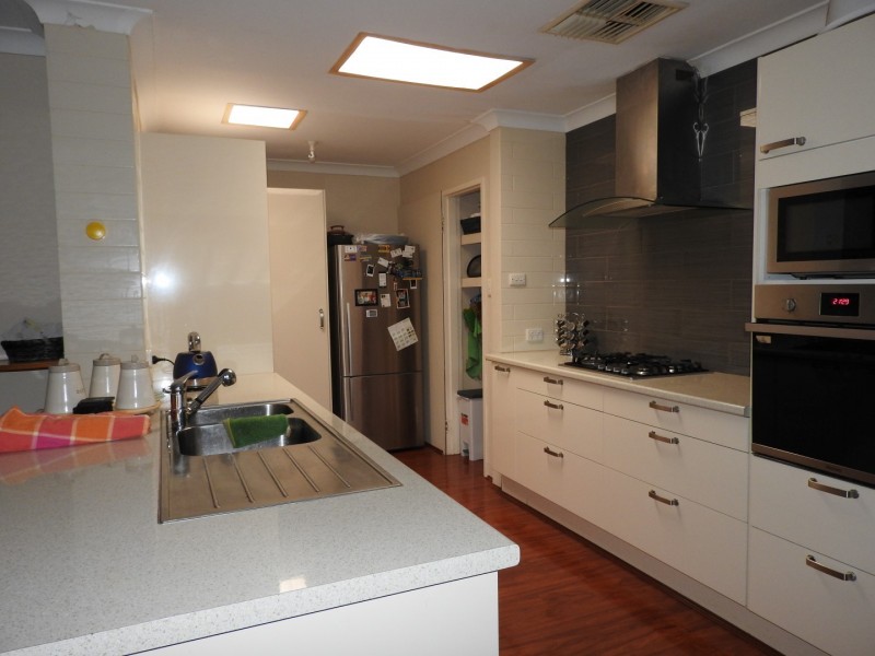 32 Ravenscroft Way, Kelmscott WA 6111