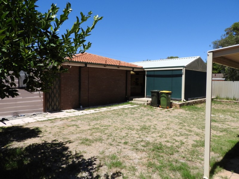 32 Ravenscroft Way, Kelmscott WA 6111