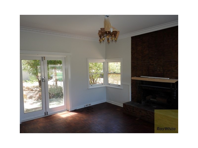 135 Railway Avenue, Kelmscott WA 6111