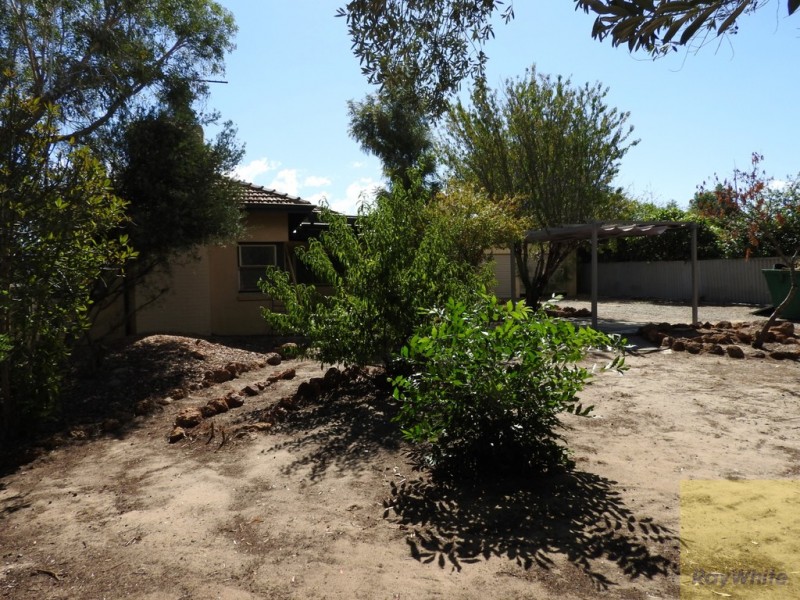 135 Railway Avenue, Kelmscott WA 6111