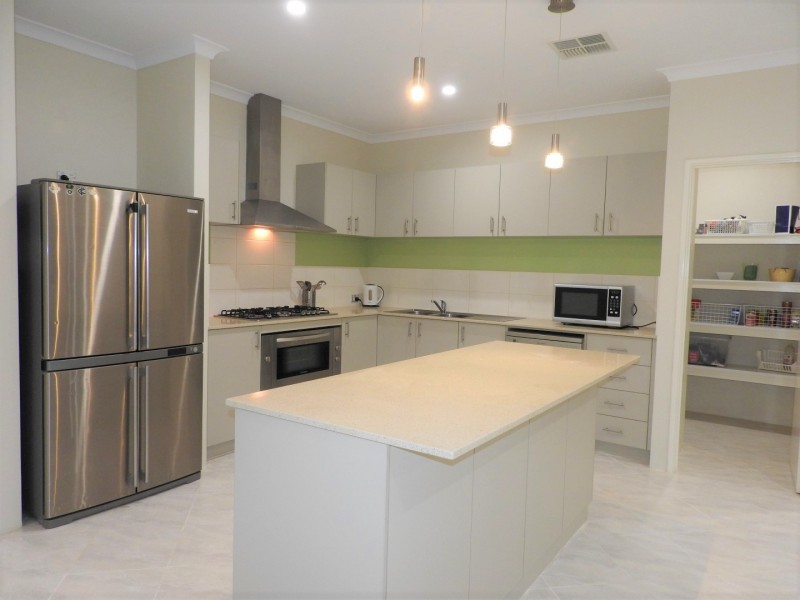 10 Lawrence Way, Byford WA 6122