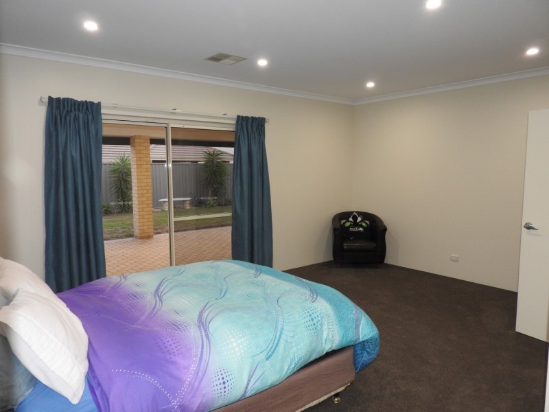 10 Lawrence Way, Byford WA 6122