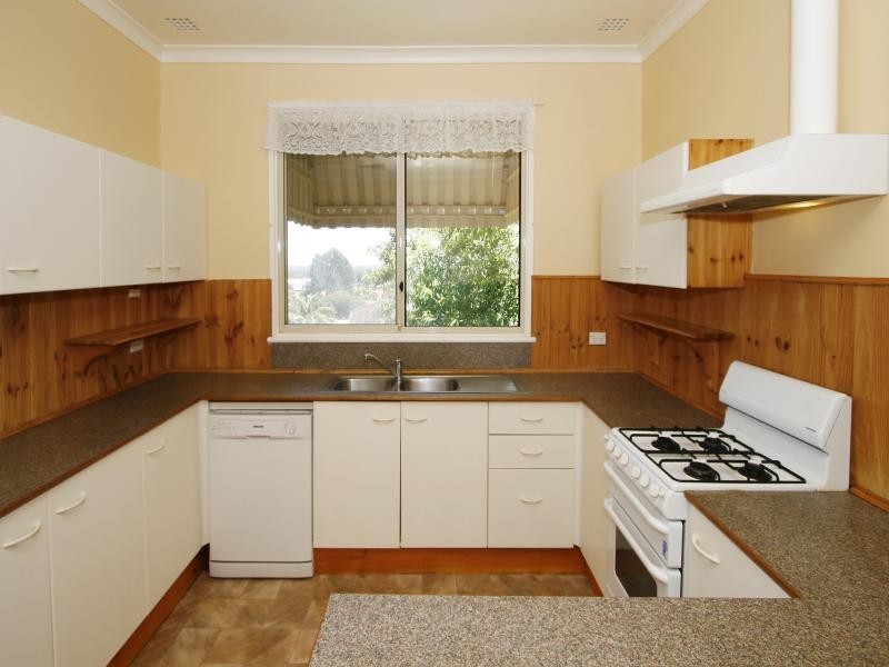 8 Brian Street, Mount Nasura WA 6112