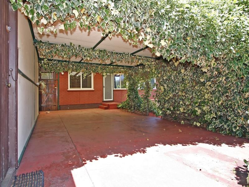 8 Brian Street, Mount Nasura WA 6112