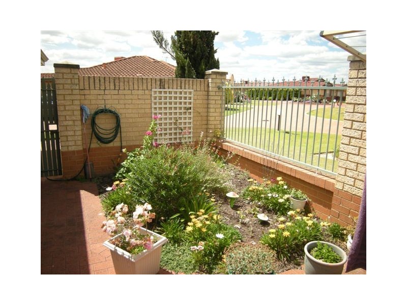 6/8 Heron place, Maddington WA 6109