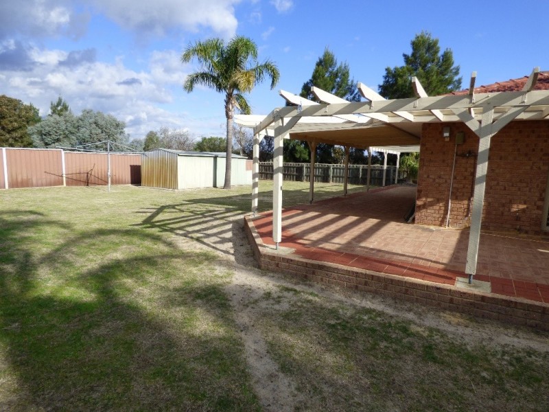 62 Farmer Ave, Brookdale WA 6112