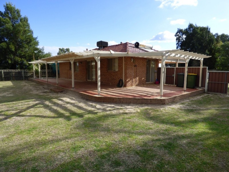 62 Farmer Ave, Brookdale WA 6112