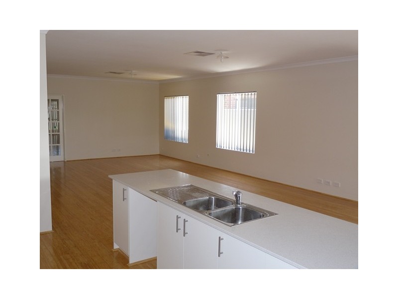 49 Strathclyde Circuit, Champion Lakes WA 6111