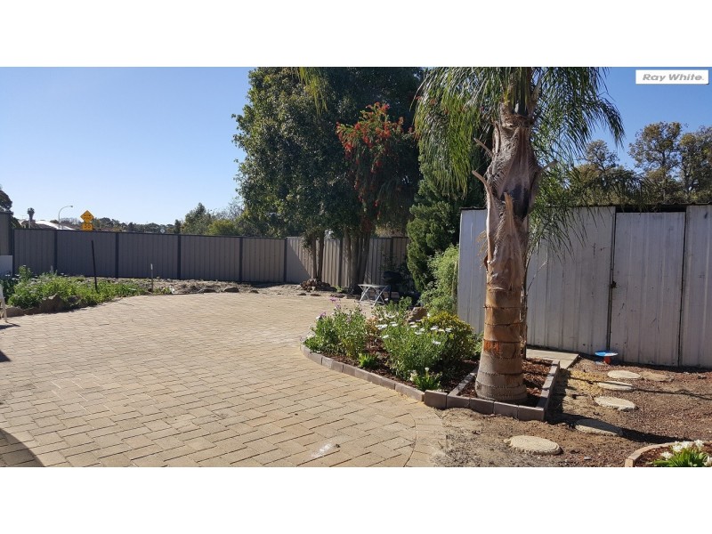 1 Lisbon Way, Seville Grove WA 6112