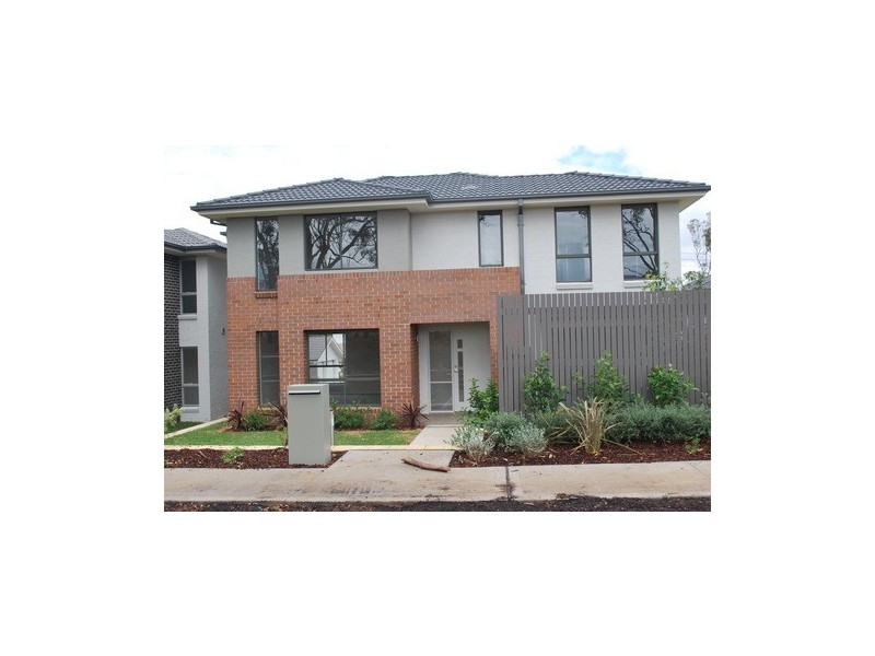 18 Tyne Walk  Rd, Glenfield NSW 2167