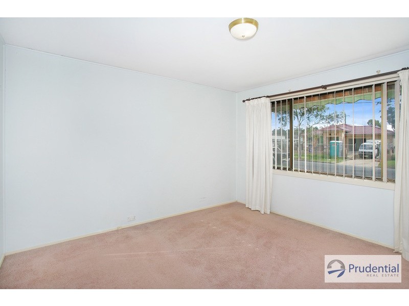 25 Weir Cr, Lurnea NSW 2170