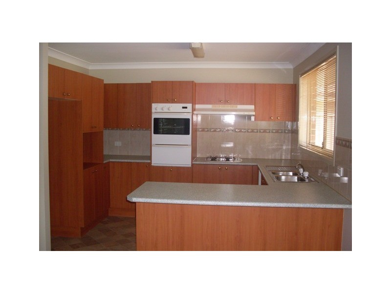 6 Woolmers Ct, Wattle Grove NSW 2173