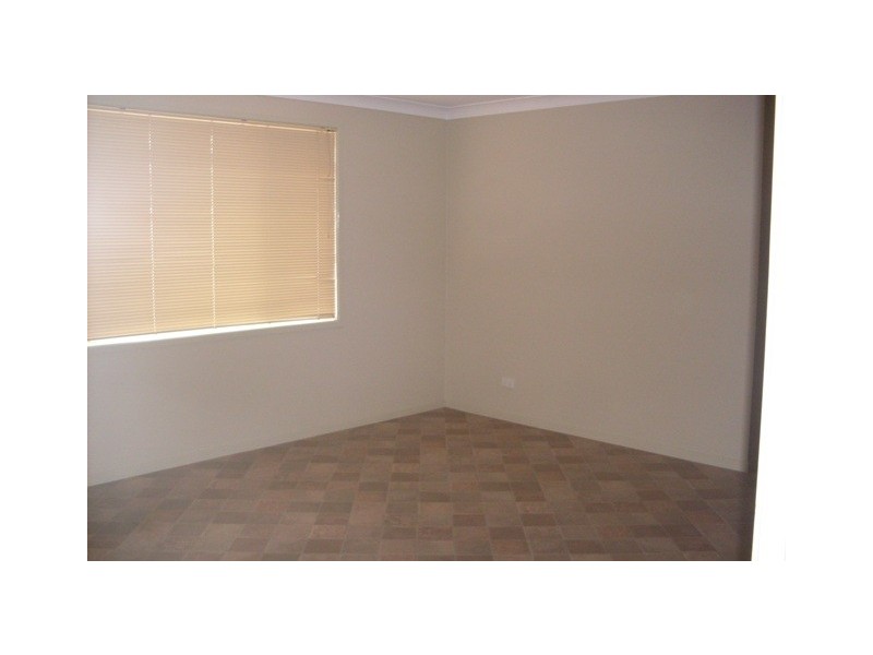 6 Woolmers Ct, Wattle Grove NSW 2173