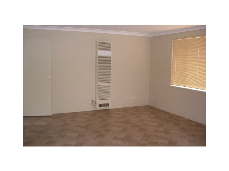 6 Woolmers Ct, Wattle Grove NSW 2173