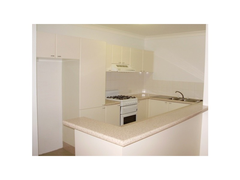 6/4 Mead Dr, Chipping Norton NSW 2170