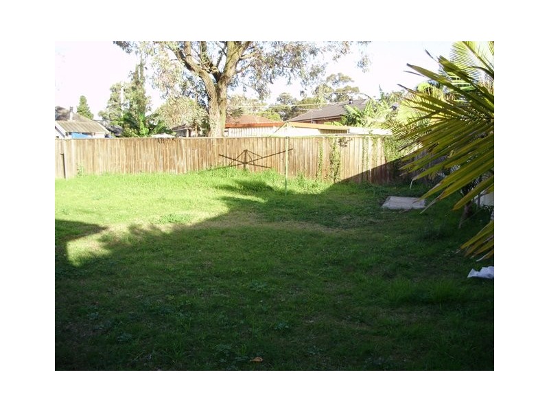 14 Dampier Cr, Fairfield West NSW 2165