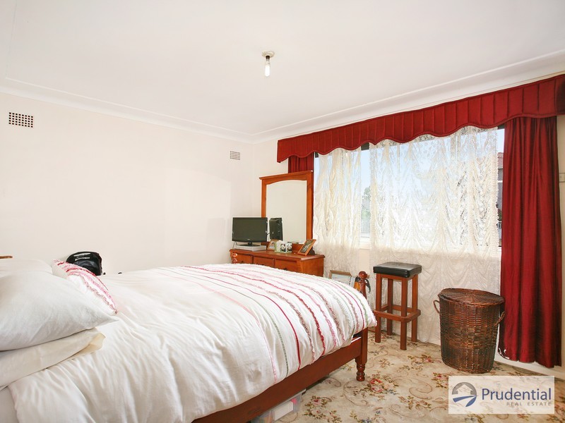 15 Templeton Cres, Moorebank NSW 2170