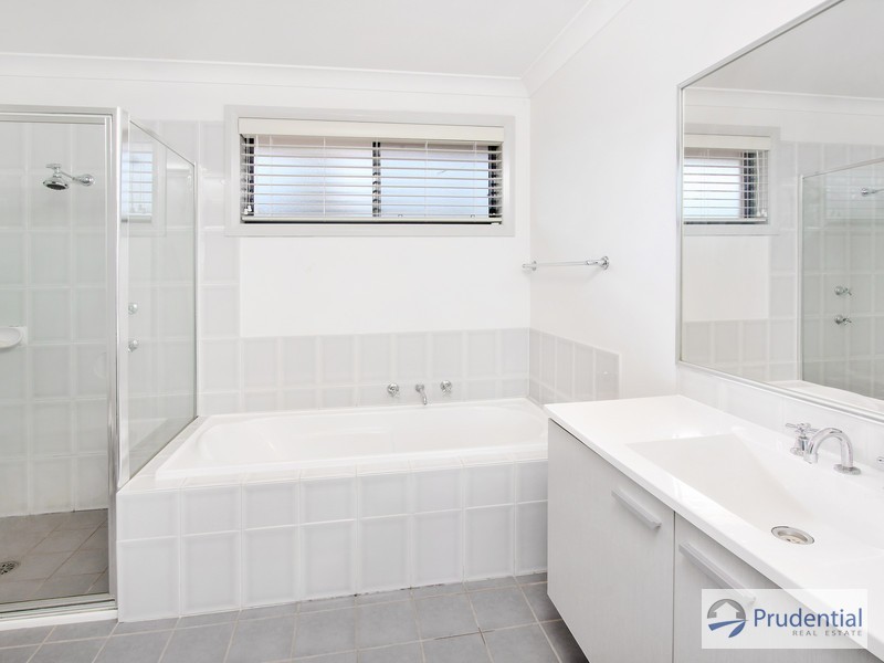 10 Hillsborough Cres, Glenfield NSW 2167