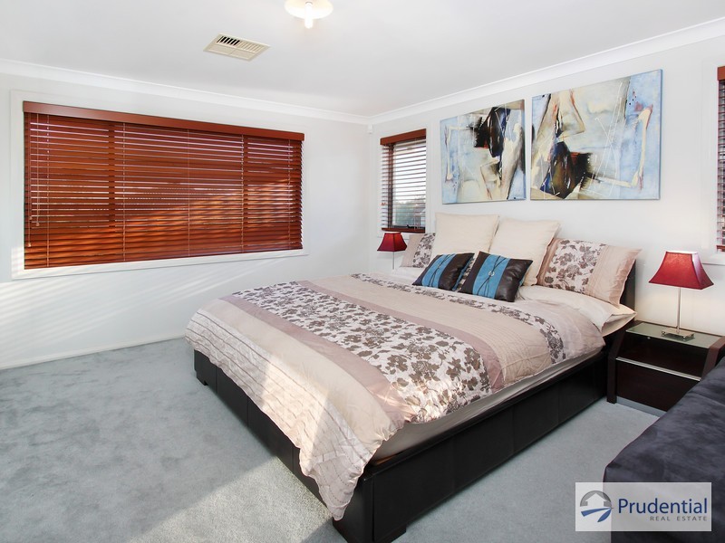 10 Hillsborough Cres, Glenfield NSW 2167