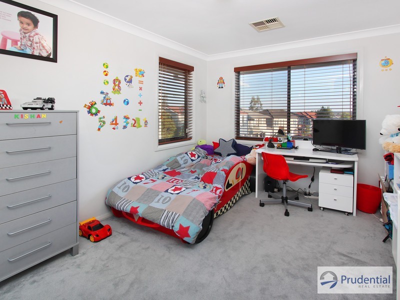 10 Hillsborough Cres, Glenfield NSW 2167