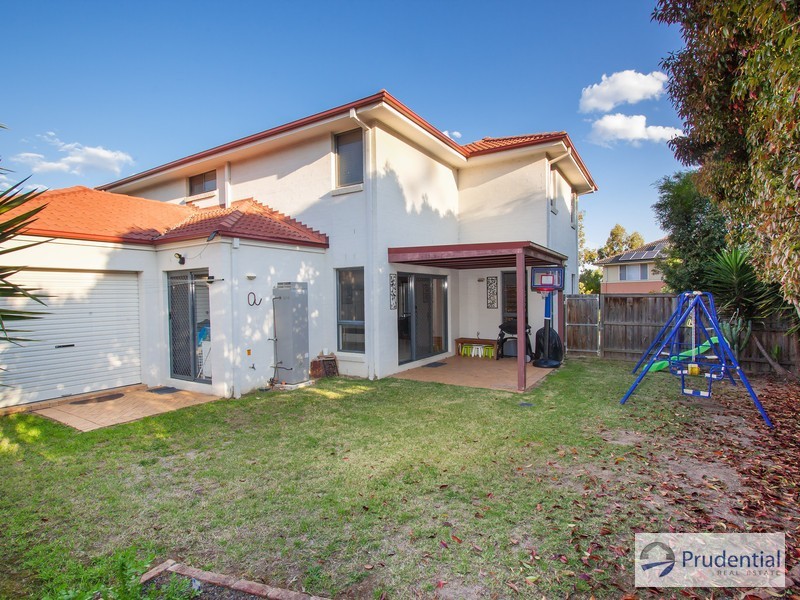 10 Hillsborough Cres, Glenfield NSW 2167