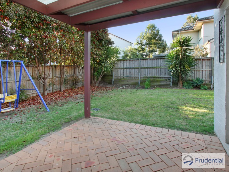 10 Hillsborough Cres, Glenfield NSW 2167