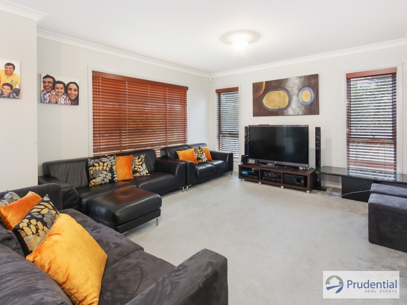 10 Hillsborough Cres, Glenfield NSW 2167