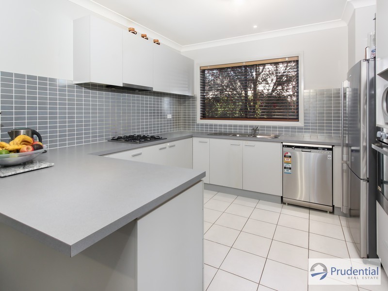 10 Hillsborough Cres, Glenfield NSW 2167