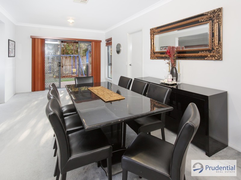 10 Hillsborough Cres, Glenfield NSW 2167
