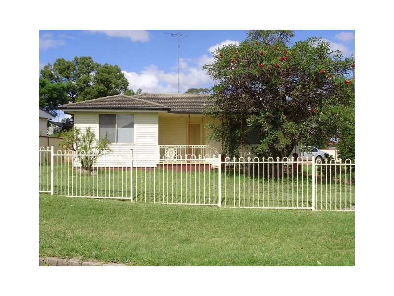 8 Walman Ave, Lurnea NSW 2170