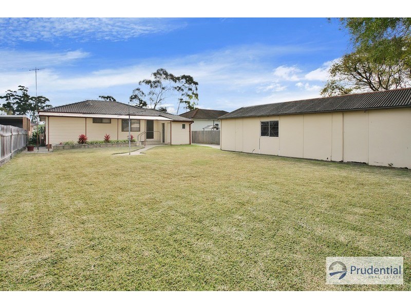 25 Weir Cr, Lurnea NSW 2170