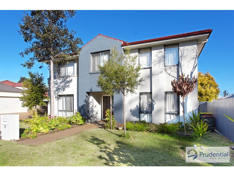 7 Hillsborough Cres, Glenfield NSW 2167