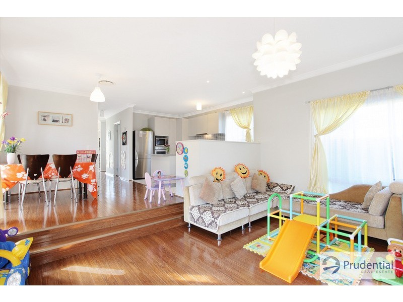 7 Hillsborough Cres, Glenfield NSW 2167