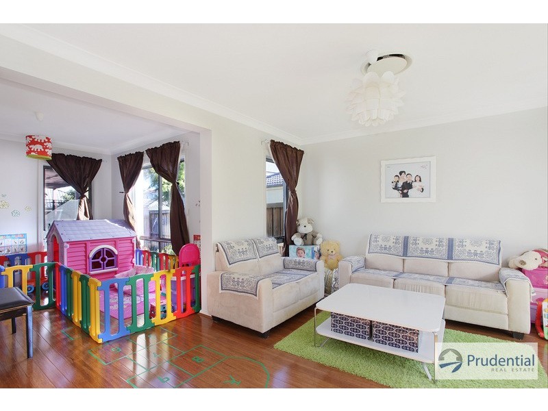 7 Hillsborough Cres, Glenfield NSW 2167