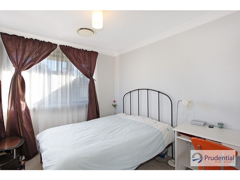 7 Hillsborough Cres, Glenfield NSW 2167