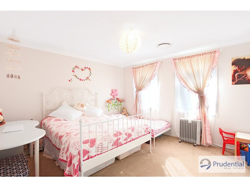 7 Hillsborough Cres, Glenfield NSW 2167