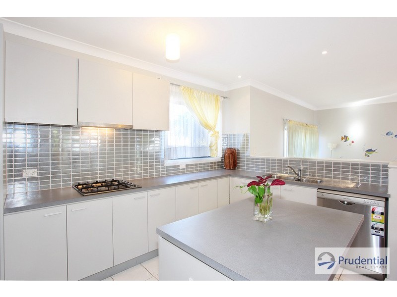 7 Hillsborough Cres, Glenfield NSW 2167