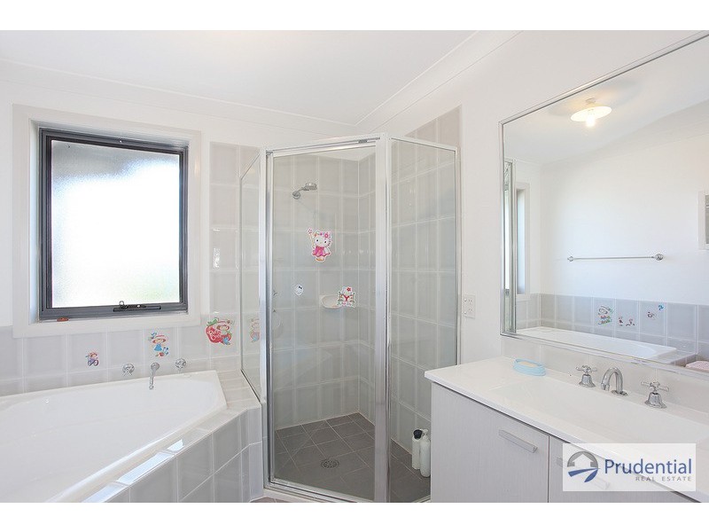 7 Hillsborough Cres, Glenfield NSW 2167