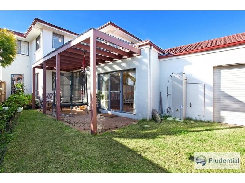 7 Hillsborough Cres, Glenfield NSW 2167