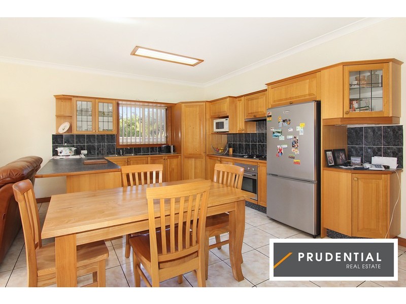 5 Weir Cr, Lurnea NSW 2170