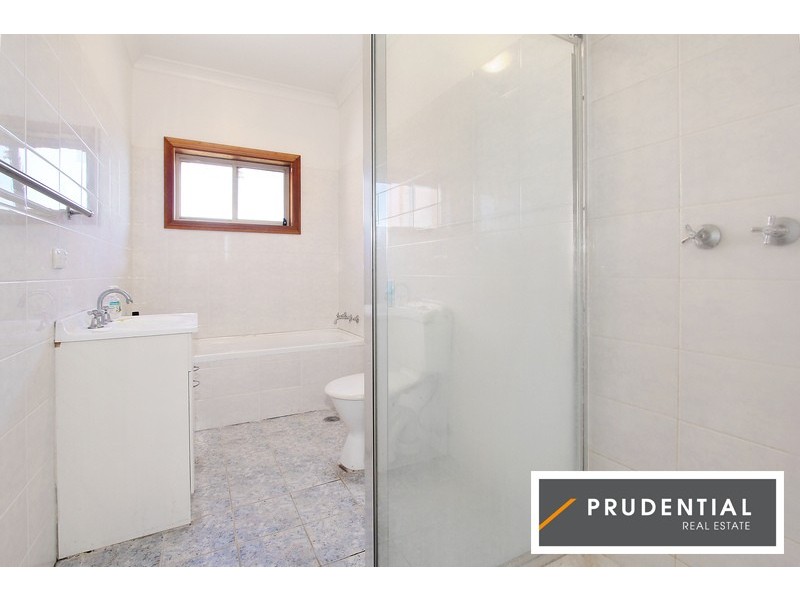 5 Weir Cr, Lurnea NSW 2170