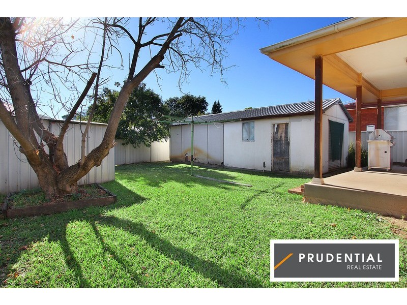 5 Weir Cr, Lurnea NSW 2170