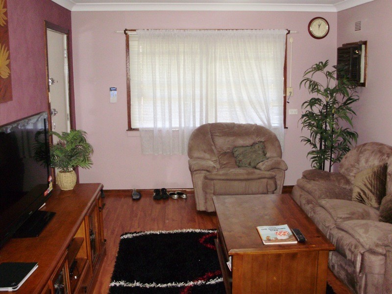 5 Hillview Pde, Lurnea NSW 2170