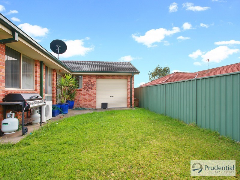 33 Tammworth Cr, Hoxton Park NSW 2171