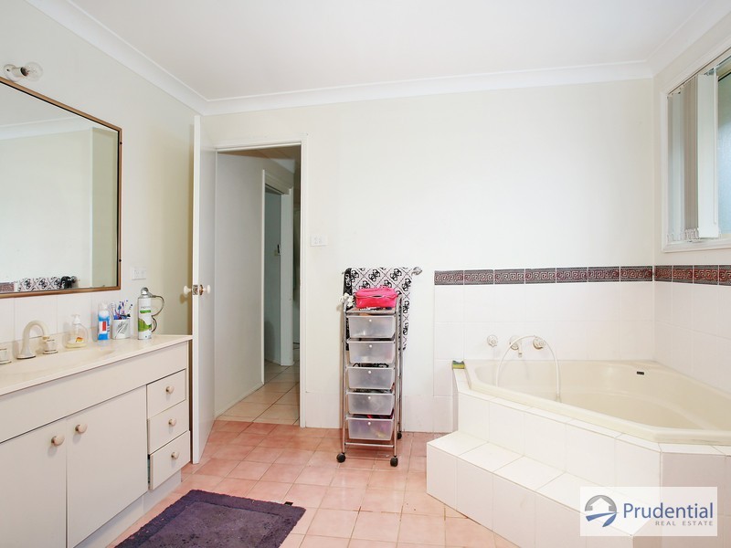 33 Tammworth Cr, Hoxton Park NSW 2171