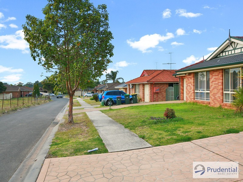 33 Tammworth Cr, Hoxton Park NSW 2171
